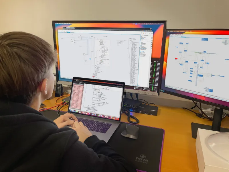 informaticien qui réalise un schéma de réseau informatique