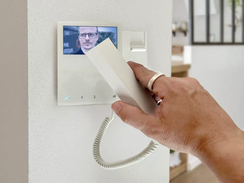 Installation d'un visiophone HD sur pilier d’entrée